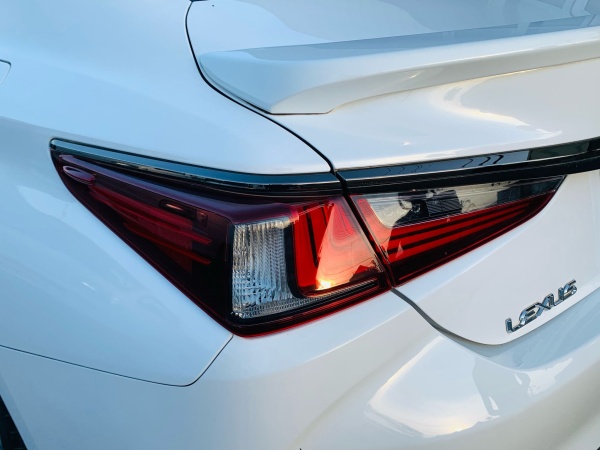 2020 LEXUS ES300h - Image 28