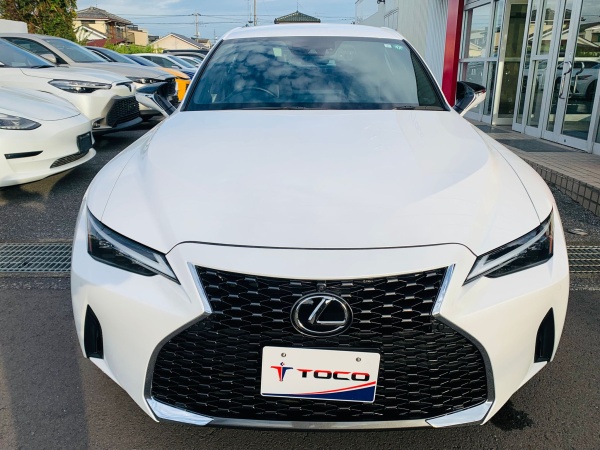 2023 Lexus IS300h - Image 2